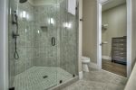 Martini Mountain Downtown - King Master Suite Private Bathroom
